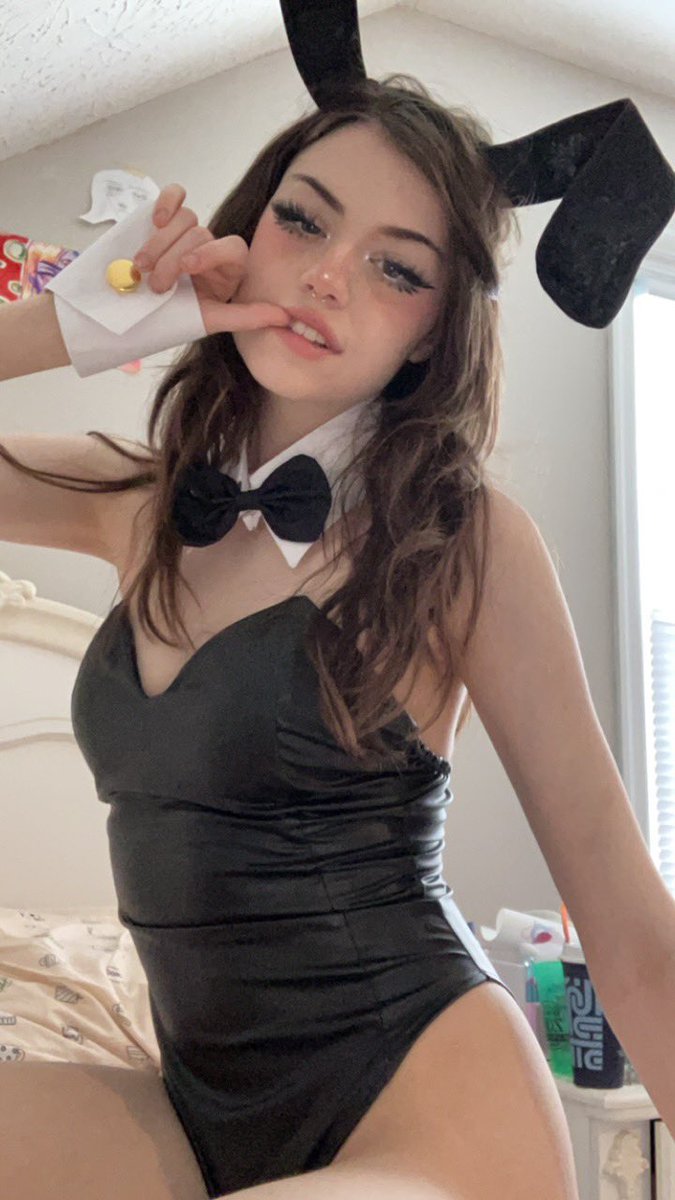 SophyMommyx's tweet photo. First win of the day against @Tsriley2005 🤭 this cutie is such a BBC addicted slut 💋#wankbattle #wankchat https://t.co/3yvmFe2tUO