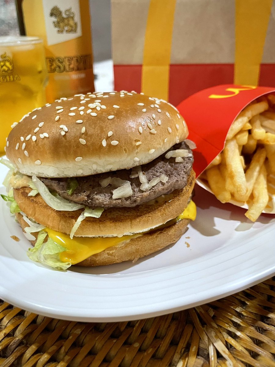 go5amro's tweet photo. 今宵はジャンクな物を無性に食べたくなった���でBigマックで乾杯です👍 https://t.co/ZoBZDNaW47