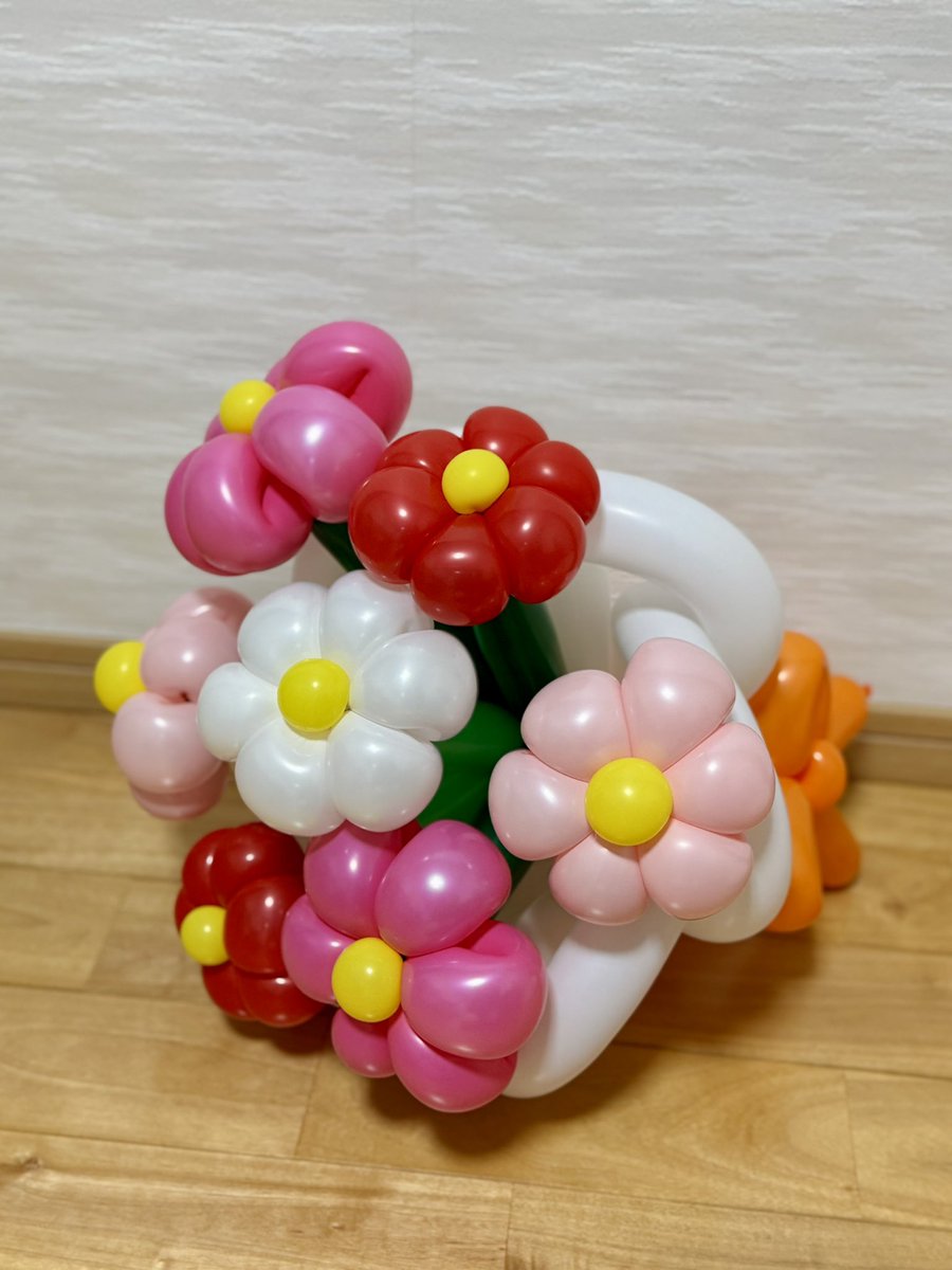 卒業祝いにバルーンブーケ💐  
初めてにしては上手くできた✨