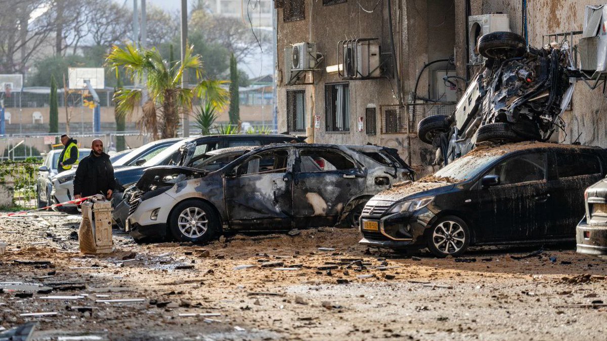 آثار القصف الإيراني الأخير في منطقة "بني براك" قرب "تل أبيب" وسط فلسطين المحتلة.