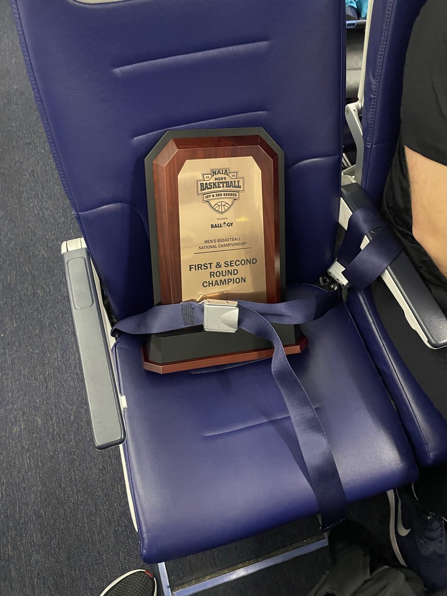 BenUMBB's tweet photo. Heading back to AZ with some extra luggage in hand. 🏆🅱️ https://t.co/C2DhrPm2NF