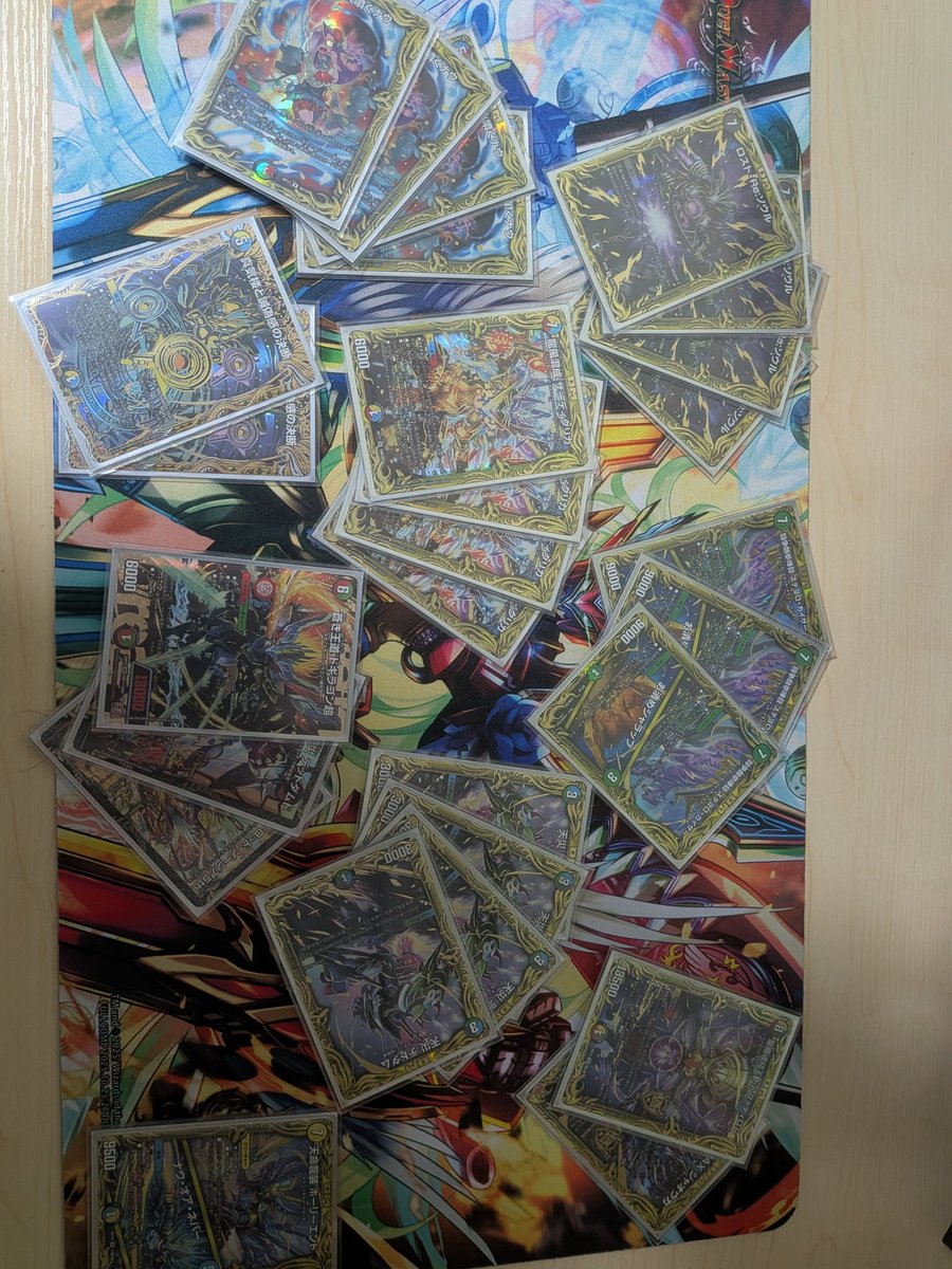 Bot68755452's tweet photo. もう少しでデュエマが25周年になるってのに時の速さを感じちゃいました…デュエマが20周年の時に復帰して青春を共に過ごした5色ザーディクリカを20周年仕様にレート上げしてみました✨めちゃくちゃカッコ良くて当時カードショップのショーケースとかで憧れてたから夢が叶いました🎉 https://t.co/lIfHEVir9w