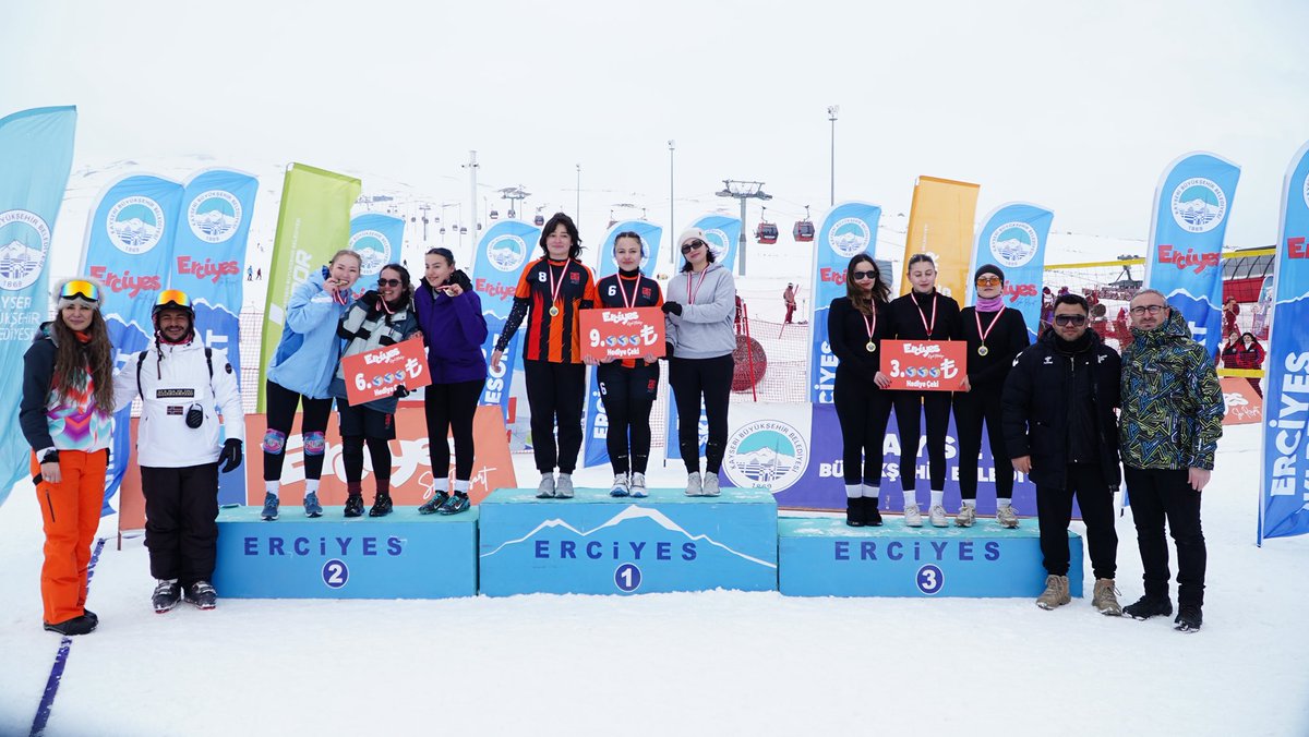 mbudak_'s tweet photo. Büyükşehir Belediyesi Kayseri Erciyes A.Ş. tarafından düzenlenen Kar Voleybolu Turnuvası, sporseverlere heyecan dolu anlar yaşattı.
Kar üzerinde oynanan ve son yıllarda dünyada popülerliği giderek artan kar voleybolu, Türkiye’de ilk kez Erciyes’te hayata geçirilmişti. https://t.co/T2GZfDN16U