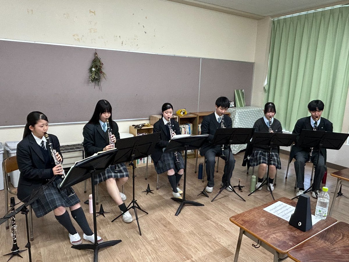 honanwind's tweet photo. 先日は国本女子高等学校吹奏楽部の皆さんと合同練習をさせていただきました。普段とは違う環境の中で、多くの刺激をいただき、音作りや表現などたくさんのことを学ばせていただきました。今回の経験をこれからの練習に活かしていきたいと思います！国本女子高等学校吹奏楽部の皆さん、ありがとうございました！✨
#豊南高校 #吹奏楽 #吹奏楽部 #合同練習 #国本女子高等学校