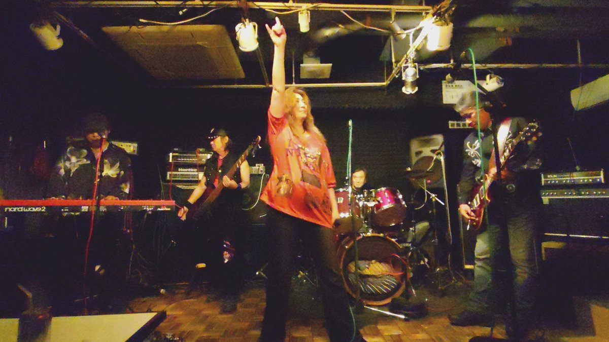 KenMTv1's tweet photo. 今宵もごきげんにハ―ドなロックンロ−ルバンド
#Ruber Rosa https://t.co/3hJRu2lyT9