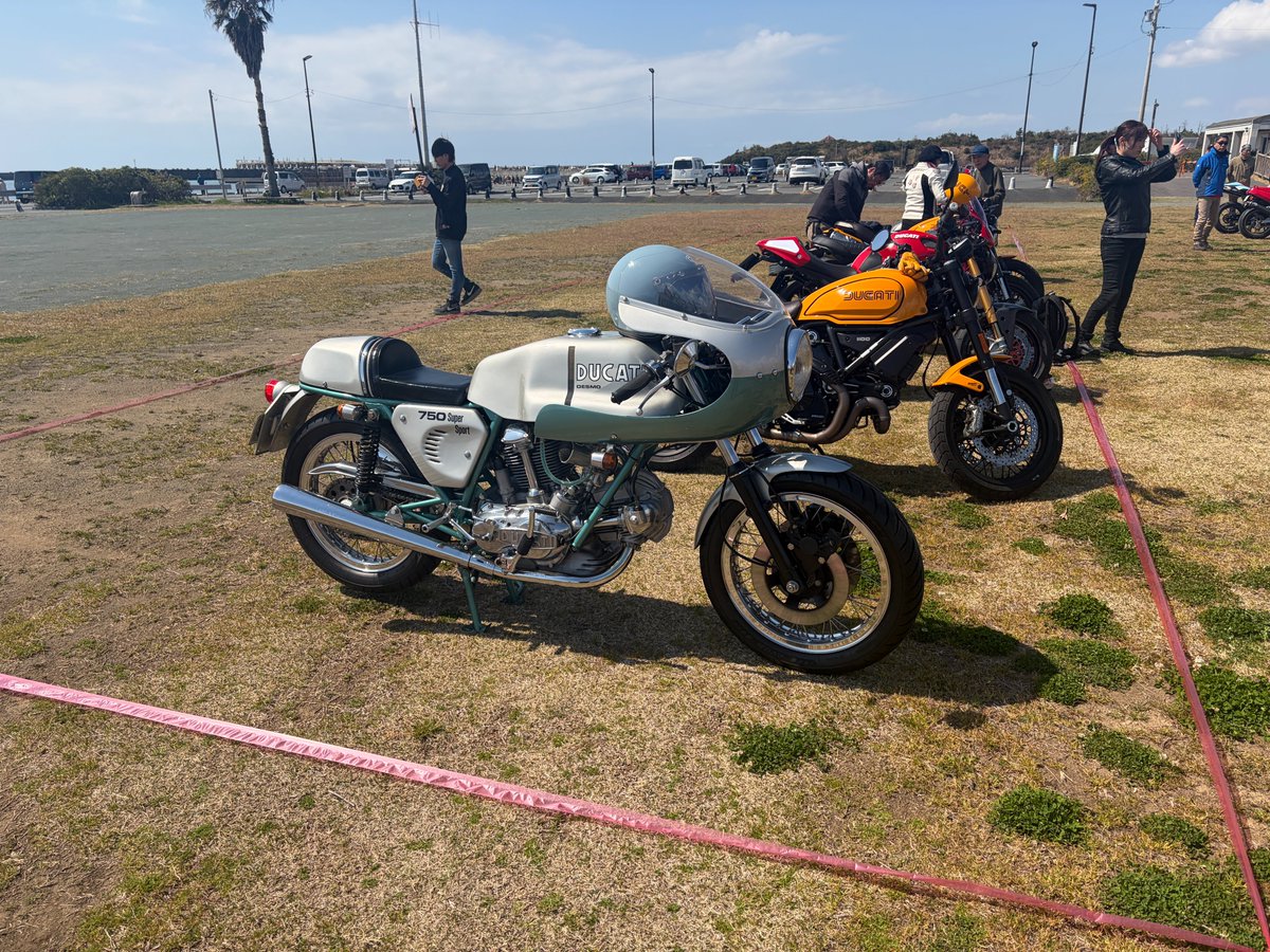 ikkow's tweet photo. Ducati空冷ミーティング 貴重な車種も見れて満足 https://t.co/d9GLGsInGo