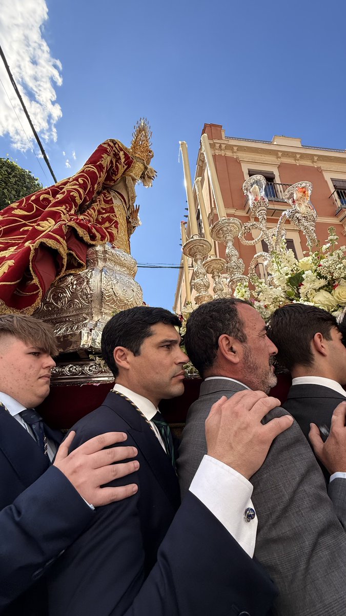 Nuestro hermano y pregonero de la Semana Santa de Sevilla de 2026, <a href="/JARodriguez_TV/">José Antonio R.</a>, porta las andas de Nuestra Señora de la Esperanza durante su traslado a la Capilla de los Marineros.

Hermanos, encomendamos a la Santísima Virgen el honroso cometido que desempeñarás el próximo