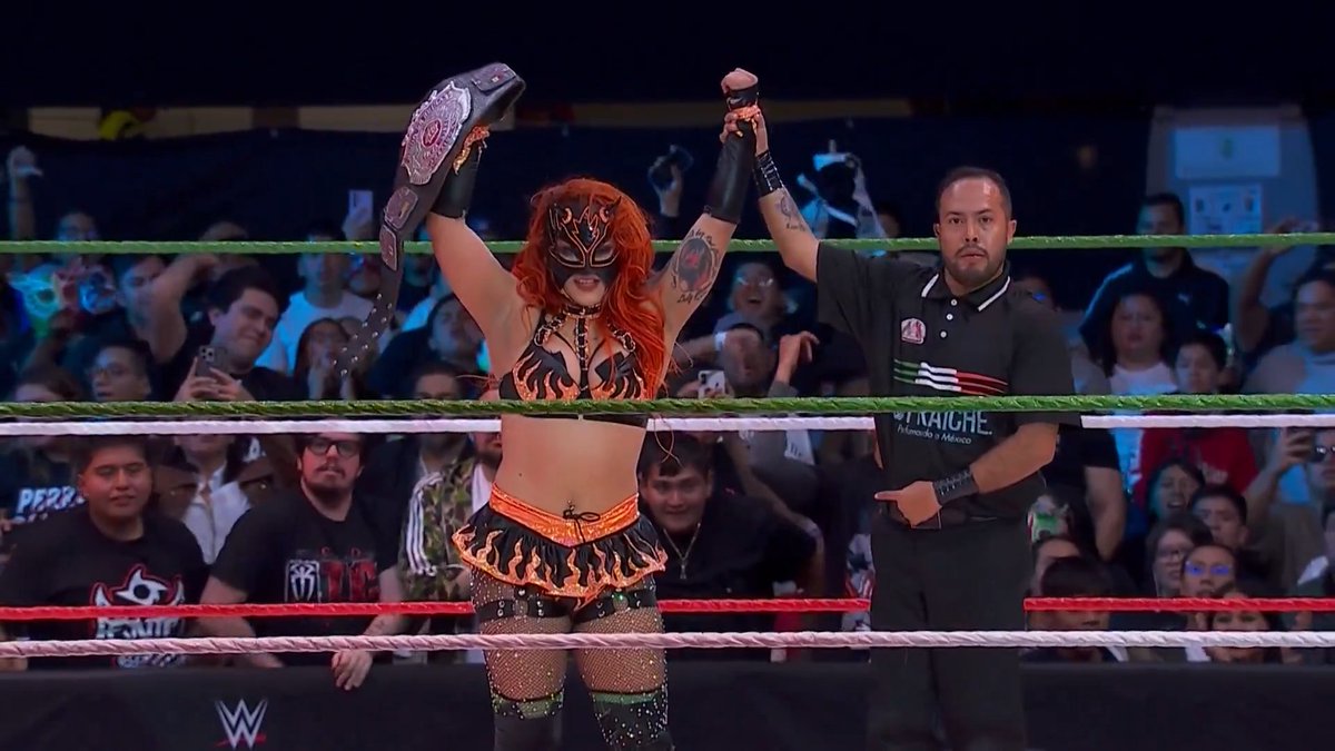 Teeki1978's tweet image. AAA Reina de Reinas Champion Flammer (c) hat ihren Titel bei #AAAReydeReyes am 14. März 2026 in einer Open Challenge erfolgreich gegen Bayley verteidigt und ist nun mit 946 Tagen der am längsten amtierende AAA Reina de Reinas Champion der Geschichte.

#LuchaLibreAAA #WWE #maxxWWE