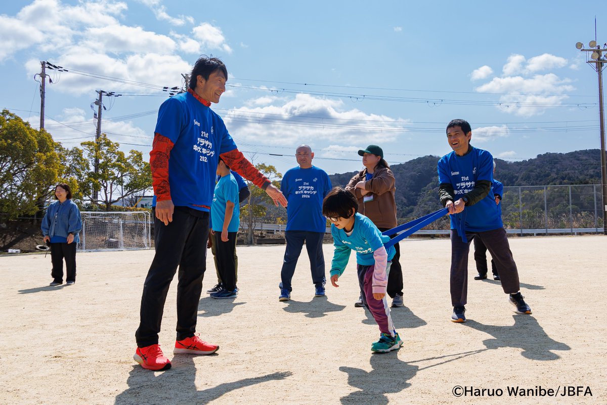 JBFA_b_soccer's tweet photo. ⚽ 第21回 Santen ブラサカキッズキャンプ2026 in 関西
2日間のプログラムが終了しました！

#サンライズ淡路 で開催された #キッズキャンプ では、
ブラインドサッカーのトレーニングだけでなく、
身体を動かす楽しさを感じる様々なプログラムを実施しました。

参天製薬の皆さまのサポートのもと、
子どもたちが安心して挑戦できる2日間となりました。

元陸上競技選手・五輪メダリスト
朝原宣治さんによる「かけっこ教室」や、
ミニ運動会（台風の目リレー・綱引き・大縄跳びなど）では、
会場いっぱいに歓声が広がりました。

子どもたちの笑顔と挑戦があふれる2日間となりました。

最後は閉校式で2日間のふりかえりを発表。
参天製薬サポーター社員の皆さまから賞状が授与されました👏

ご参加いただいた皆さま、ありがとうございました！

🔗キッズキャンプ
https://t.co/8Y9nLaGmrS

#ブラサカ #ブラインドサッカー