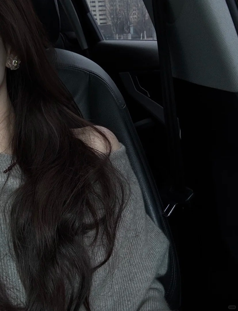 Agnes84433's tweet photo. Today is the season for unpredictable weather and random outfits, just like in the movie "Friends". https://t.co/9VOByMReKN