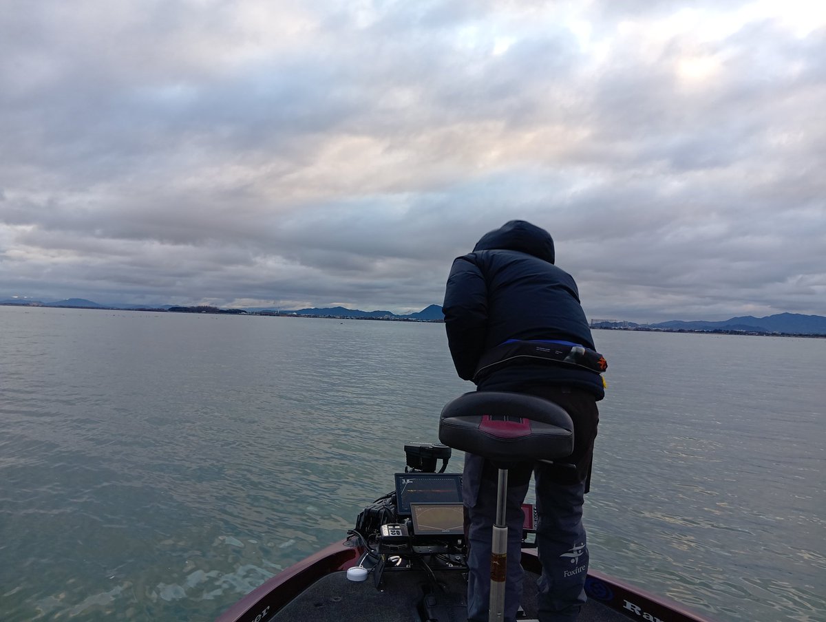 tack439's tweet photo. 人生初ロクマル!63cm 4kgオーバー!
職場のボートバザーの人に同船させていただいた。
釣り友さんから託されたフィッシュローラーでライブスコープ。
お膳立てされてばっかりの釣果なので、次は自力で釣るのが目標…。
バス釣りが繋いでくれた出会いに本当に感謝です。
#バス釣り #琵琶湖 #60up https://t.co/HXyM7zZbLO