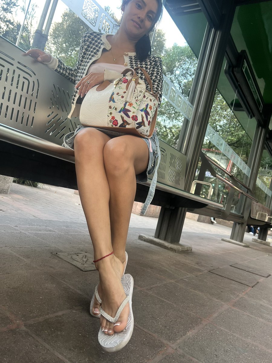 Sandalias de $200 pero una vibra qué no tiene precio 🪄🧚 bien dicen la ropa no te hace tu haces a la ropa! Cuando tienes actitud puedes portar algo de $10 como si valiera millones.
#domingo #flipflops #feetfetısh