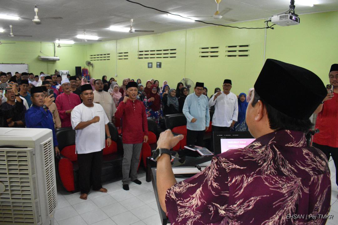 ahmadmaslan's tweet image. #Pantun di #AlorGajah

Dusun pajak, banyak berbuah,
Pokok kuini, buahnya lebat,
Jadilah bijak, laksana Tuah,
Jadilah berani, laksana Jebat.

Bersama YB Datuk Fairul Nizam, Senator D Mustafa, YB D Zahari dll pimpinan #Wanita, #Pemuda, #Puteri, #Veteran &amp;amp; cawangan, bahagian. Baik👍