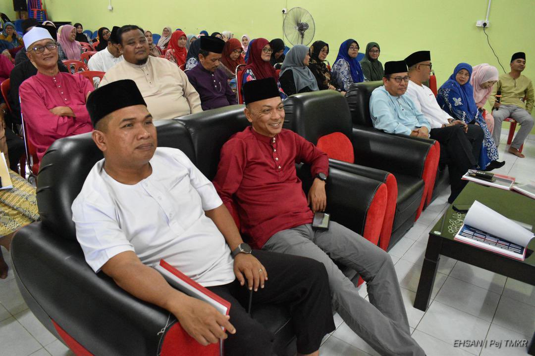ahmadmaslan's tweet image. #Pantun di #AlorGajah

Dusun pajak, banyak berbuah,
Pokok kuini, buahnya lebat,
Jadilah bijak, laksana Tuah,
Jadilah berani, laksana Jebat.

Bersama YB Datuk Fairul Nizam, Senator D Mustafa, YB D Zahari dll pimpinan #Wanita, #Pemuda, #Puteri, #Veteran &amp;amp; cawangan, bahagian. Baik👍