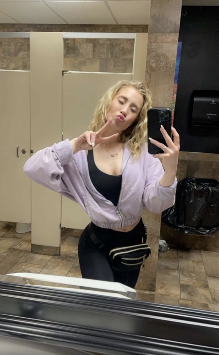 Aaronh33550604's tweet photo. #Lizzywurst daily Snapchat post https://t.co/kOtitlHXZy