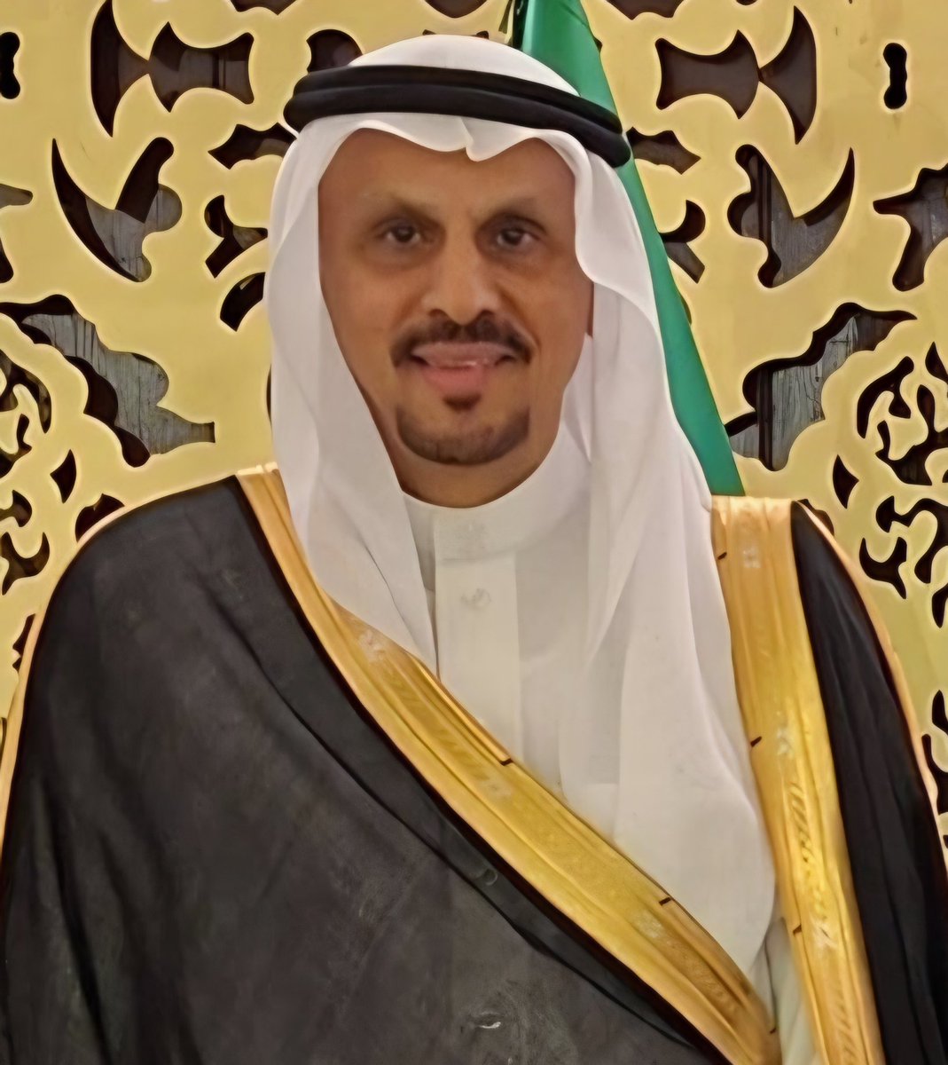 hareqnews's tweet photo. الشيخ/ عبدالله بن محمد الهزاني رحمه الله.. رمز السماحة..
مقال كتبه ا��أستاذ عبدالله بن عبدالعزيز آل حسين الشريف..
👇👇
في ليلة الواحد والعشرين من شهر رمضان المبارك من عام ١٤٤٧ هجرية، تلقيت نبأ وفاة العم الفاضل، والشيخ الجليل/ عبدالله بن محمد الهزاني (أبي خالد)، رحمه الله رحمة واسعة.
تلقيت الخبر، بإتصال من إبنه أ/محمد؛ فأصبت بحالة من الذهول، وما بين مصدق ومكذب..
أمات أبو خالد.
وبدأت تج��اح قلبي مشاعر ألم حاولت أخفيها، ففي مثل موقفي يتطلب الأمر المواساة لا التعبير عن المشاعر.
فلم يكن - رحمه الله - بالنسبة لي، ولا بالنسبة لمحبيه شخصاً عادياً، بل كان شخصا استثنائياً بكل ما تحمله هذه الكلمة من معنى.
كان محبوبا من الجميع .. قريبا للقلوب، - ونحسبه والله حسيبه - ممن كان طاهر القلب، نقي السريرة .. لا تكاد تراه إلا متبسماً، بشوش الوجه، طلق المحيا، سمح النفس، سهل العشرة، لين التعامل، طيب الخُلق. ولك أن تقول: إذا كان للسماحة عنوان فهو أبو خالد. 
لقد عرف عنه - رحمه الله - حبه للوطن وولاة الأمر، مخلصاً وفياً، وهو القريب منهم حفظهم الله؛ حيث أمضى معظم سنين عمره ��سؤولا بإتصالات قصر خادم الحرمين الشريفين الملك عبدالله بن عبدالعزيز طيب الله ثراه، ورغم قضائه الساعات الطوال يوميا جاهداً في عمله، جاداً في ن��اطه داخل البلاط الملكي، إلا أنه سرعان ما يعود للبساطة عند عودته لبيته، وللملحق الشعبي القديم، فيستقبلنا فيه مرحباً مبتسماً، هاشاً باشاً كعادته .. وما إن نجلس، حتى يبدأ بحمس قهوته؛ التي كنا نستطعمها برائحتها الزكية قبل أن نرتشفها، ثم يبدأ بسرد قصصه الشيقة،  وأحاديثه العذبه ..
وكان ذلك ديدنه، إلى أن أنهكه المرض والزهايمر في آخر سنوات عمره، واعتزل محبيه اضطراراً لا اختياراً، بعد أن غمر الجميع .. قاصيهم ودانيهم .. صغيرهم وكبيرهم.. بكرمه، وطيبة نفسه، وحلو مجلسه الذي كان عامرا بالحب، نابضا بالحياة، قبل أن يكون عامرا بطيب الأحاديث، وجميل السمر ..
وكان - رحمه الله - يت��تع بذاكرة قوية، فإذا تناول التاريخ بالحديث والذكريات، فإن لحديثه طعما آخر، ولكلماته عمقا ومصداقية؛ فذاكرته - رحمه الله - تختزل الكثير من الحكايات والقصائد، والأحاديث الندية.
وقد هيأ الله لي أن أزوره يوما أثناء مرضه - مخصوصا بهذه الزيارة - وهذا من كرم أبنائه لي - بعد عودته من ألمانيا من رحلته العلاجية مع بداية جائحة كورونا، فوجدته مملوءاً حنينا وشوقاً لمزرعته بمحافظة الحريق،  ويردد بيتاً من الشعر:
العيد جاني وانا في ديرة اجناب// لارحت اعيد ولاعيّد عليه
نعم ، لقد حال مرضه وجائحة كورونا دون معايدة من يحبهم ويحبونه، ويألفه ويألفونه.
ولكني وجدت لفتة من البر ترجمها أبناؤه في وضع شاشة كبيرة أمامه، تعرض له باستمرار مشاهد لمزرعته، بأشجارها، وثمارها اليانعة، ومائها الجاري، فكان يأنس لتلك المشاهد ويطرب، فكان يتأملها وي��ير لي بيده كي أتأمل معه. 
رحمك الله أبا خالد، وأسكنك الفردوس الأعلى من الجنة، وهنيئا لك ما خلفته من الذِكر الطيب، والذرية الصالحة، فقد عرفناهم عن كثب، وعشنا معهم ��ميل الأيام، وهذا بالنسبة لي من أجمل مكاسب الدنيا.
اللهم كما أغثتنا في العشر الاخيرة من رمضان أمطر على فقيدنا من الرحمات مايسكنه الفردوس الأعلى من الجنة.