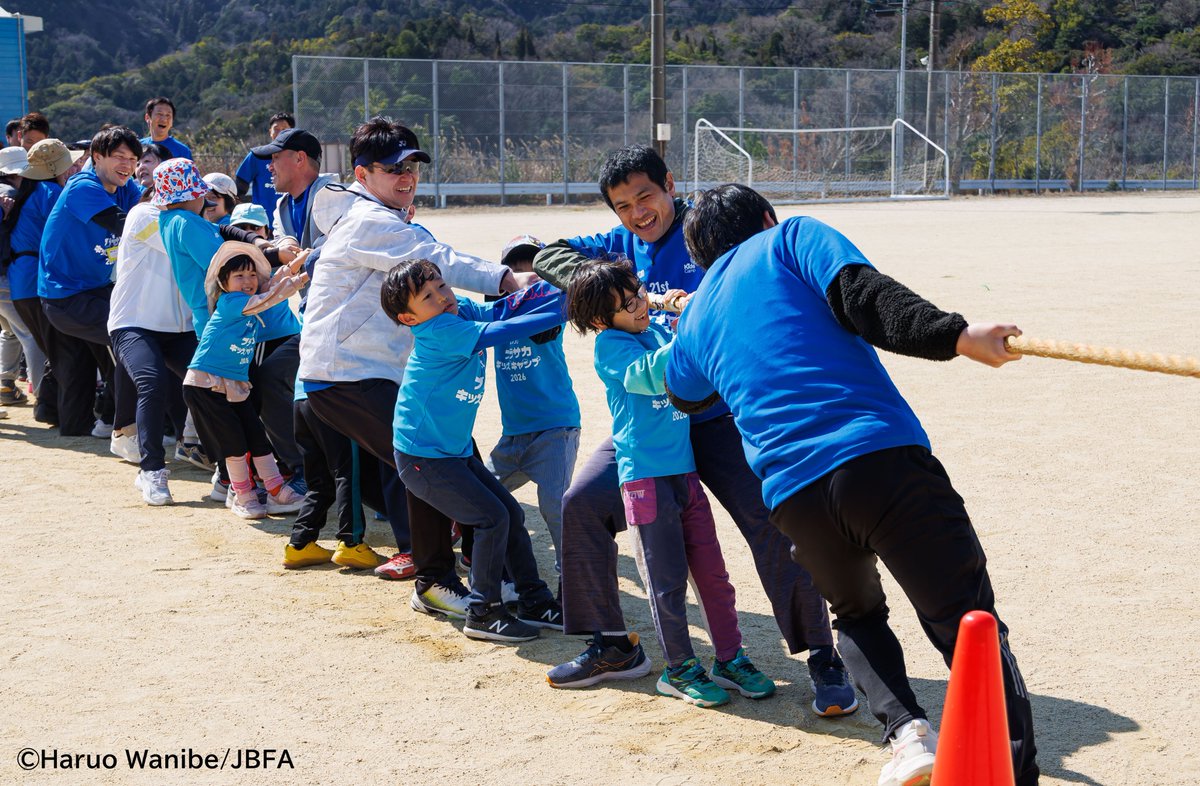 JBFA_b_soccer's tweet photo. ⚽ 第21回 Santen ブラサカキッズキャンプ2026 in 関西
2日間のプログラムが終了しました！

#サンライズ淡路 で開催された #キッズキャンプ では、
ブラインドサッカーのトレーニングだけでなく、
身体を動かす楽しさを感じる様々なプログラムを実施しました。

参天製薬の皆さまのサポートのもと、
子どもたちが安心して挑戦できる2日間となりました。

元陸上競技選手・五輪メダリスト
朝原宣治さんによる「かけっこ教室」や、
ミニ運動会（台風の目リレー・綱引き・大縄跳びなど）では、
会場いっぱいに歓声が広がりました。

子どもたちの笑顔と挑戦があふれる2日間となりました。

最後は閉校式で2日間のふりかえりを発表。
参天製薬サポーター社員の皆さまから賞状が授与されました👏

ご参加いただいた皆さま、ありがとうございました！

🔗キッズキャンプ
https://t.co/8Y9nLaGmrS

#ブラサカ #ブラインドサッカー