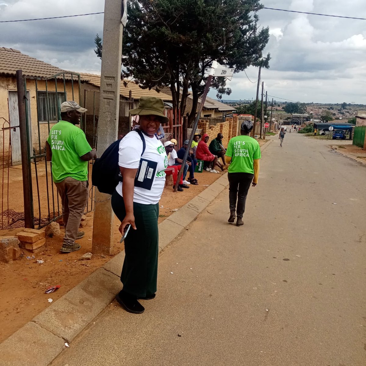 MCActionSA's tweet photo. Ward 34 held a successful membership drive led by Branch Chairperson Richard Jankies and his Branch Executive. Community members came out to sign up and grow the movement on the ground.
#ActionSA #Ward34 #CommunityAction #LetsFixSouthAfrica 💚✊🏽 https://t.co/VIxyXnmb1b