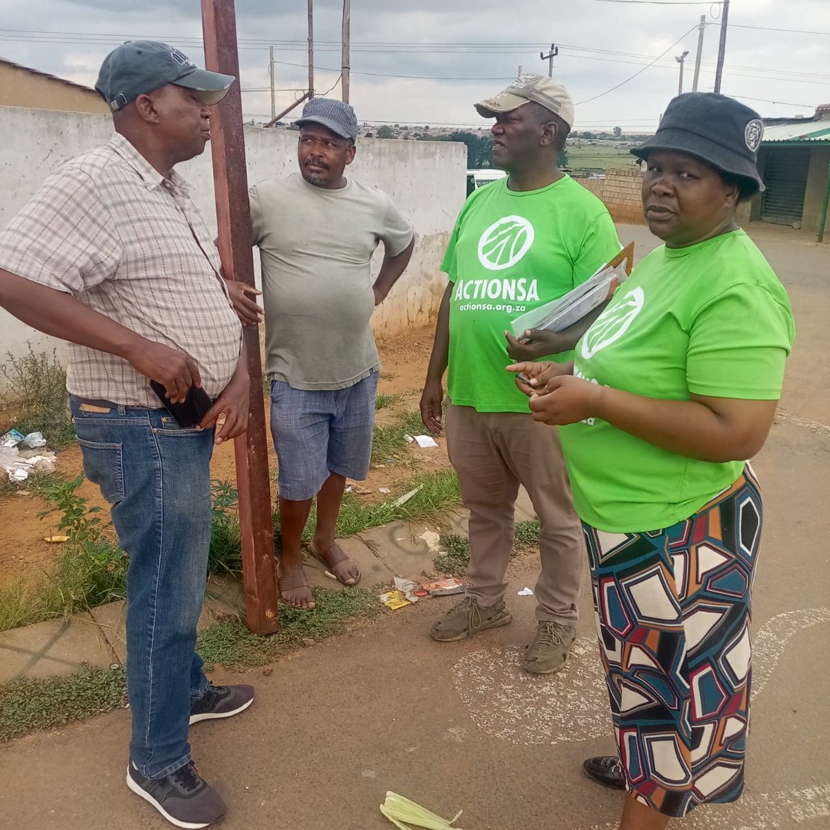 MCActionSA's tweet photo. Ward 34 held a successful membership drive led by Branch Chairperson Richard Jankies and his Branch Executive. Community members came out to sign up and grow the movement on the ground.
#ActionSA #Ward34 #CommunityAction #LetsFixSouthAfrica 💚✊🏽 https://t.co/VIxyXnmb1b