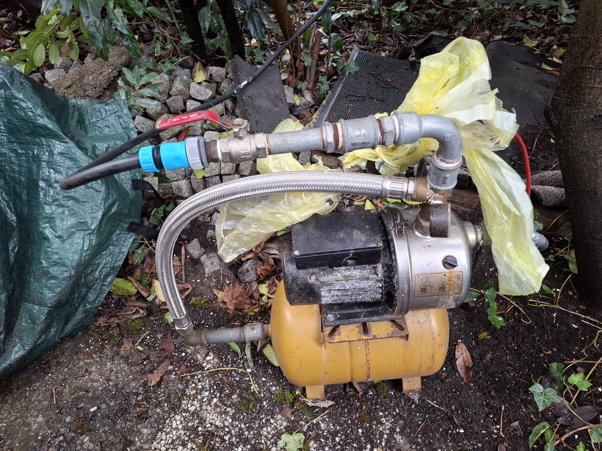 Amchanagi's tweet photo. #Gartenpumpe nicht in #Betrieb bekommen, dafür #Laub gefegt. Irgendwie unbefriedigend! https://t.co/eUu8aBMtOR