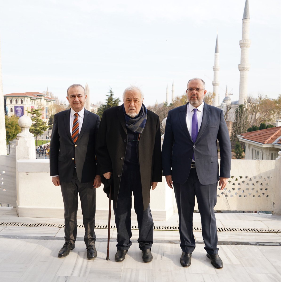 MİLLİ HEREDOT'UMUZU KAYBETTİK

İlber Ortaylı hocamız, kültürel alanda ülkemizin son 30 yılına damgasını vuran kişilerden biriydi. 1999’dan itibaren Osmanlı ile Türk toplumunun önemli bir kısmını tanıştırdı. Kendi geçmişi olmasına rağmen Osmanlı’ya olumsuz bakan kesimlerde bu