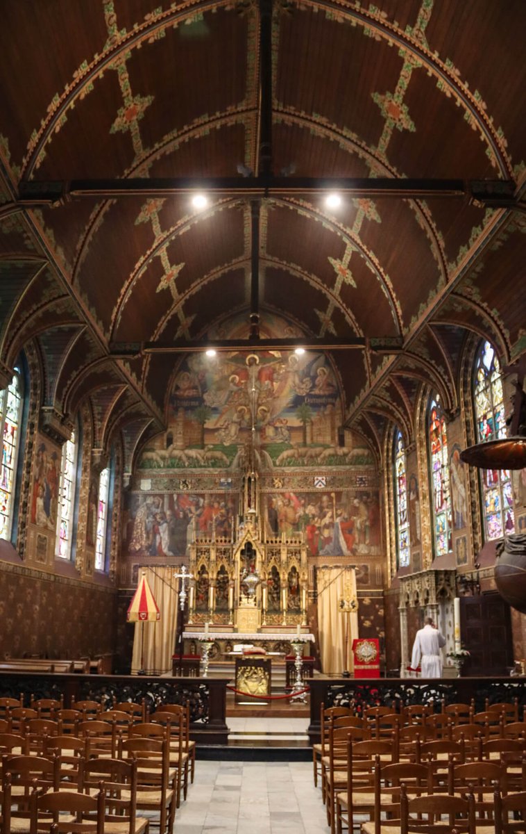 StephenGarone's tweet image. The wonderful interior of the #Basilica of the Holy Blood in #Bruges, #Belgium. Learn more at stephentravels.com/come-inside/ba… 🇧🇪⛪️✝️
