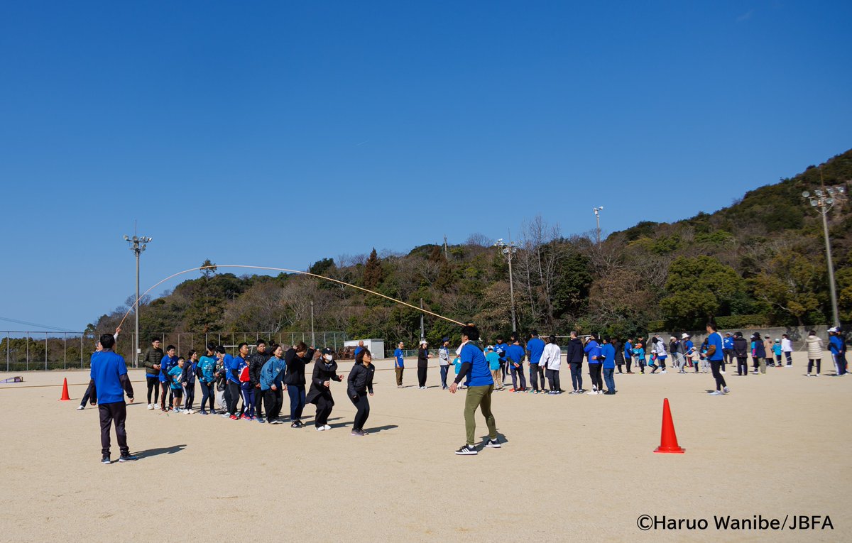 JBFA_b_soccer's tweet photo. ⚽ 第21回 Santen ブラサカキッズキャンプ2026 in 関西
2日間のプログラムが終了しました！

#サンライズ淡路 で開催された #キッズキャンプ では、
ブラインドサッカーのトレーニングだけでなく、
身体を動かす楽しさを感じる様々なプログラムを実施しました。

参天製薬の皆さまのサポートのもと、
子どもたちが安心して挑戦できる2日間となりました。

元陸上競技選手・五輪メダリスト
朝原宣治さんによる「かけっこ教室」や、
ミニ運動会（台風の目リレー・綱引き・大縄跳びなど）では、
会場いっぱいに歓声が広がりました。

子どもたちの笑顔と挑戦があふれる2日間となりました。

最後は閉校式で2日間のふりかえりを発表。
参天製薬サポーター社員の皆さまから賞状が授与されました👏

ご参加いただいた皆さま、ありがとうございました！

🔗キッズキャンプ
https://t.co/8Y9nLaGmrS

#ブラサカ #ブラインドサッカー