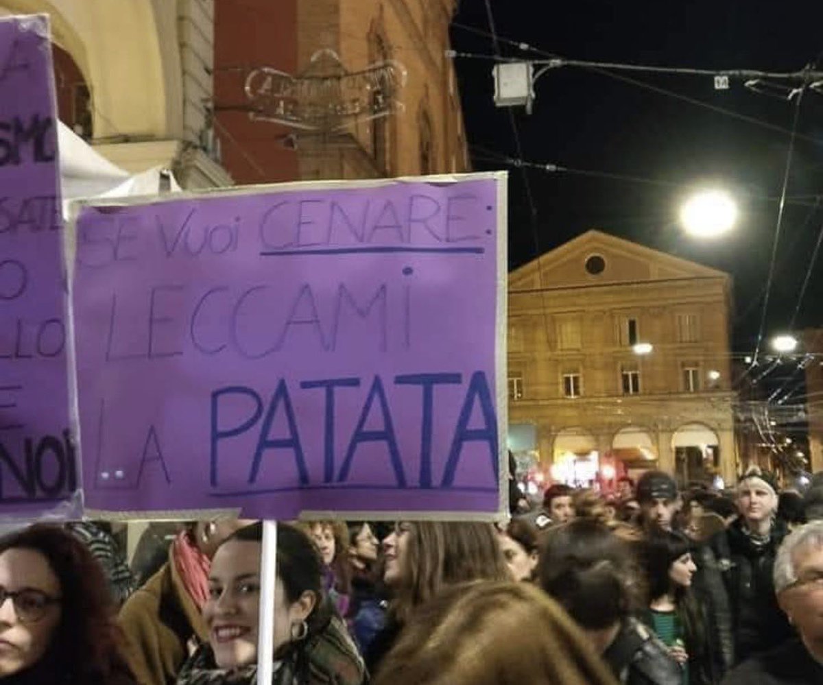 Femministe che combattono strenuamente contro il patriarcato bianco. 
Comunque, se fossi maschio, preferirei leccare un fungo velenoso andato a male.