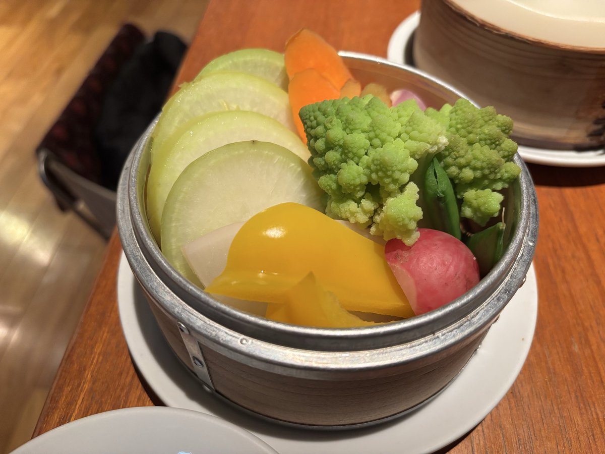 Oregin2's tweet photo. 新丸ビルの「musumusu」にて夕食を。
蒸籠（せいろ）で仕上げられた温かな豆腐や色鮮やかな野菜、そして大きな梅おにぎりと味噌汁。
素材本来の味を活かした丁寧な料理に、心身ともに満たされました。
身体に優しいメニューのおかげで、一日の疲れもリセットできたように感じます。
#musumusu #丸の内 https://t.co/A1DuUSV984