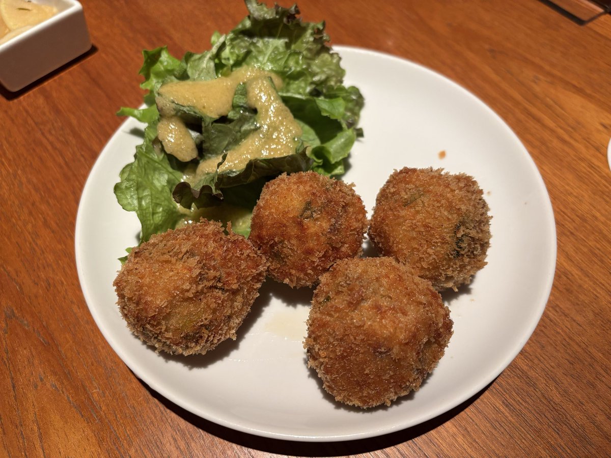 Oregin2's tweet photo. 新丸ビルの「musumusu」にて夕食を。
蒸籠（せいろ）で仕上げられた温かな豆腐や色鮮やかな野菜、そして大きな梅おにぎりと味噌汁。
素材本来の味を活かした丁寧な料理に、心身ともに満たされました。
身体に優しいメニューのおかげで、一日の疲れもリセットできたように感じます。
#musumusu #丸の内 https://t.co/A1DuUSV984