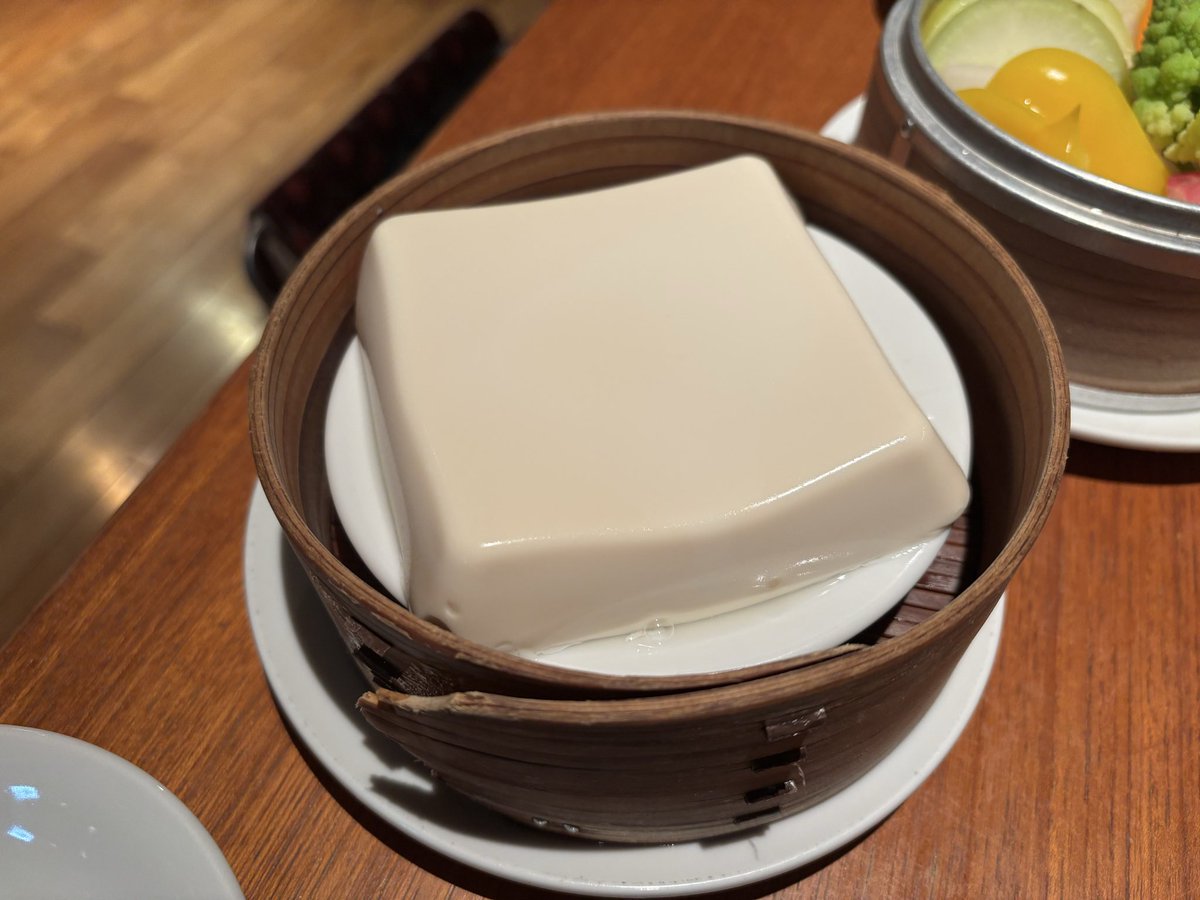 Oregin2's tweet photo. 新丸ビルの「musumusu」にて夕食を。
蒸籠（せいろ）で仕上げられた温かな豆腐や色鮮やかな野菜、そして大きな梅おにぎりと味噌汁。
素材本来の味を活かした丁寧な料理に、心身ともに満たされました。
身体に優しいメニューのおかげで、一日の疲れもリセットできたように感じます。
#musumusu #丸の内 https://t.co/A1DuUSV984