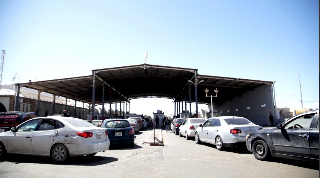 TapNewsAgency's tweet photo. #Tunisia: Traffic at #RasJedir crossing returned to normal early Sunday after overnight protests by #BenGuerdane residents, who blocked road near #ElGuitoune over alleged mistreatment of #Tunisian traders by #Libyan side, causing long queues of vehicles, incl. ambulances. #TAP_En https://t.co/1QPxXmB8uJ