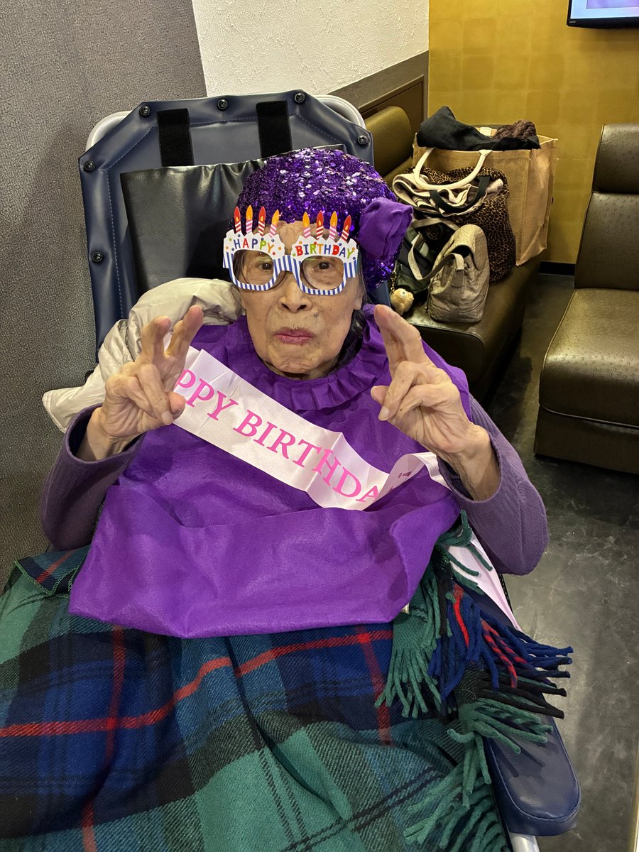 今日は家族でオカンの90歳の誕生日会をしてきました！
卒寿のテーマカラーは紫らしいのでそれっぽいの着せたら、どういうわけか魔女みたいになった（笑）