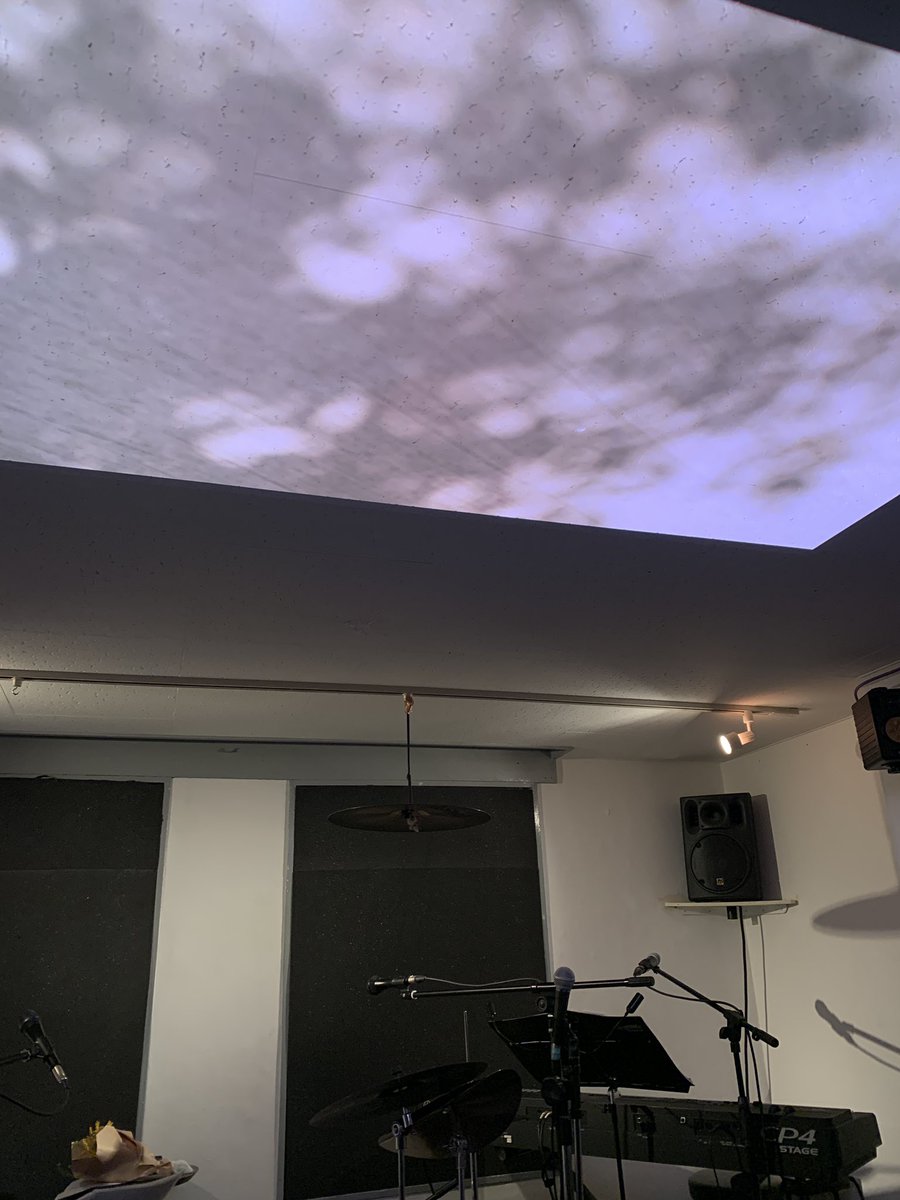 SUWASUWA2014's tweet photo. 今宵、木漏れ日の下で。

数年ぶりに聴きに行きました。

後半にはリスニングパーティーという
新譜を灯りを落とし、より「音」を聴く事に身を委ねる時間もありました。

終わった後に、Yuqiさんがよりライブに集中してるように感じると言っていたので
それに付随して。
ライブは、盤の音源と
違う視覚 https://t.co/VVojHcUpXj