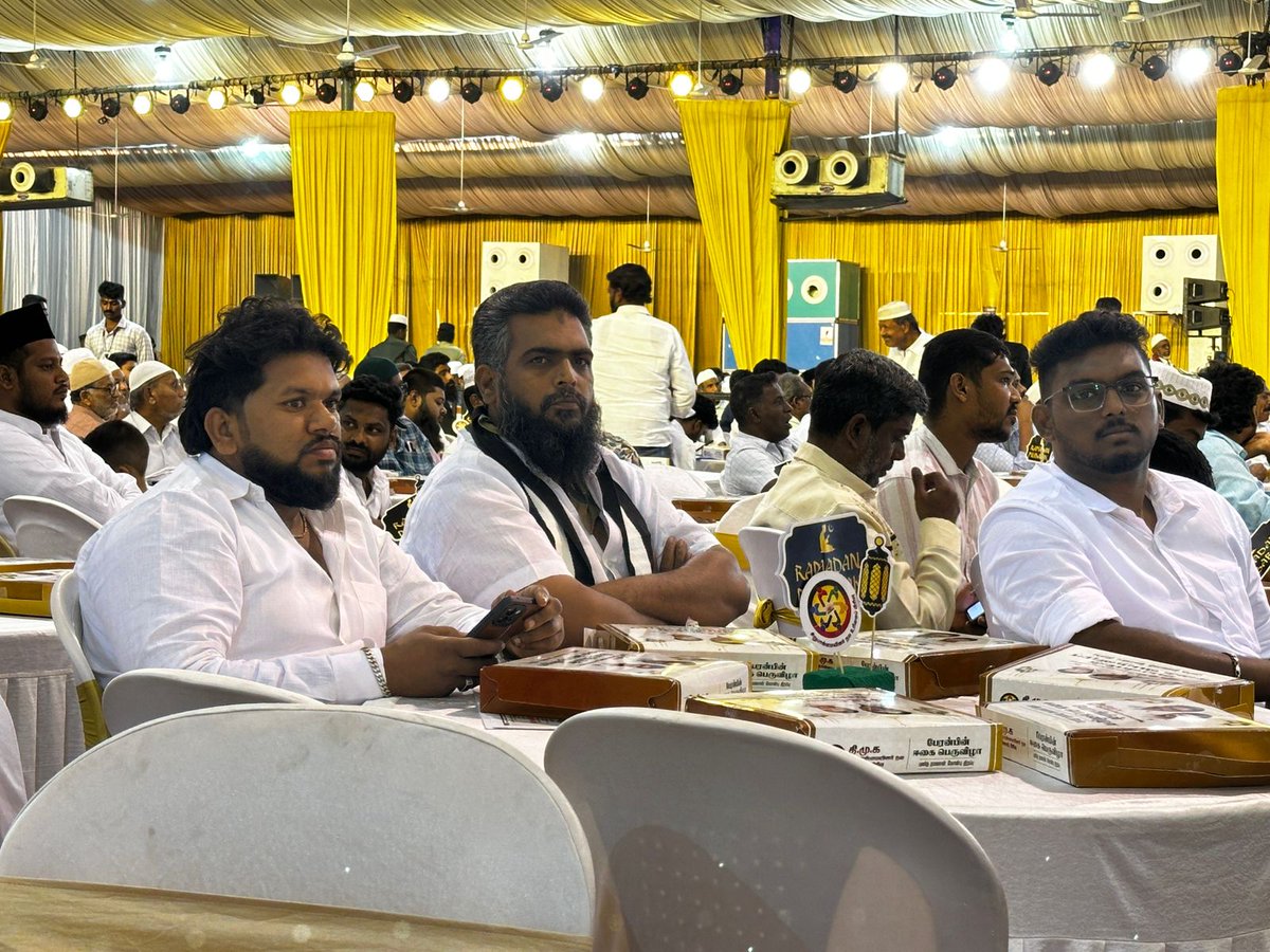 am_ziya's tweet photo. திமுக சிறுபான்மையினர் நல உரிமைப் பிரிவு நடத்தும் பேரன்பின் ஈகை பெருவிழாவில் நமது பேராசிரியர் உடன் மத்திய சென்னை தெற்கு மாவட்ட தமுமுக மமக நிர்வாகிகள்.
@jawahirullah_MH @tmmkhqofficial @mmkhqofficial @sadhamtmmk https://t.co/2hwd3kWHbo