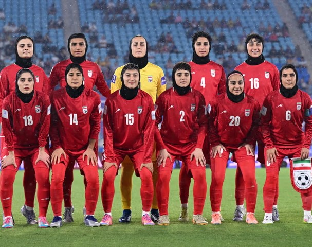 İran Kadın Futbol Milli Takımı’ndan sığınma talebinde bulunan üç futbolcu, kendilerine verilen koruma vizelerine rağmen Avustralya’dan ayrılarak İran’a dönme kararı aldı. (The Guardian)