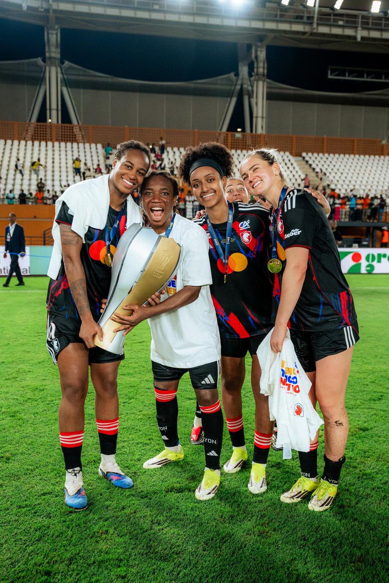 dumornaycorven's tweet photo. Ce sont des moments dont on rêve quand on travaille tous les jours. 🤩
Fière de l’équipe et heureuse de cette victoire historique. 🏆

Allez @ol__lyonnes 💪🏽❤️ https://t.co/KMfsEWZ23B