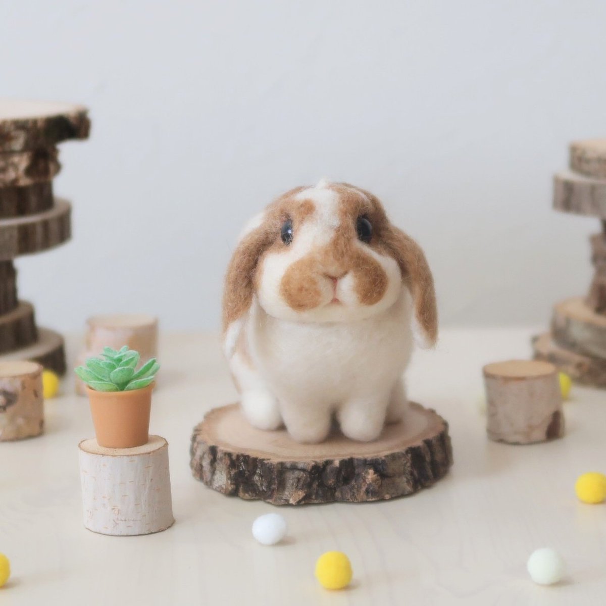 RabbitsForest's tweet photo. オーダーお出かけうさぎ完成です🐰🐰
左がエトワールちゃん。優しくて甘えん坊で食いしん坊の女の子。チャームポイントは角度によって赤く見える目です✨
右がフルールちゃん。天邪鬼の女の子。頭の上の白い角がチャームポイントです❤️
オーダーありがとうございました😌 https://t.co/Gg2L763Drk