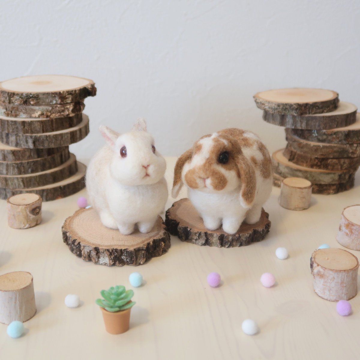 RabbitsForest's tweet photo. オーダーお出かけうさぎ完成です🐰🐰
左がエトワールちゃん。優しくて甘えん坊で食いしん坊の女の子。チャームポイントは角度によって赤く見える目です✨
右がフルールちゃん。天邪鬼の女の子。頭の上の白い角がチャームポイントです❤️
オーダーありがとうございました😌 https://t.co/Gg2L763Drk