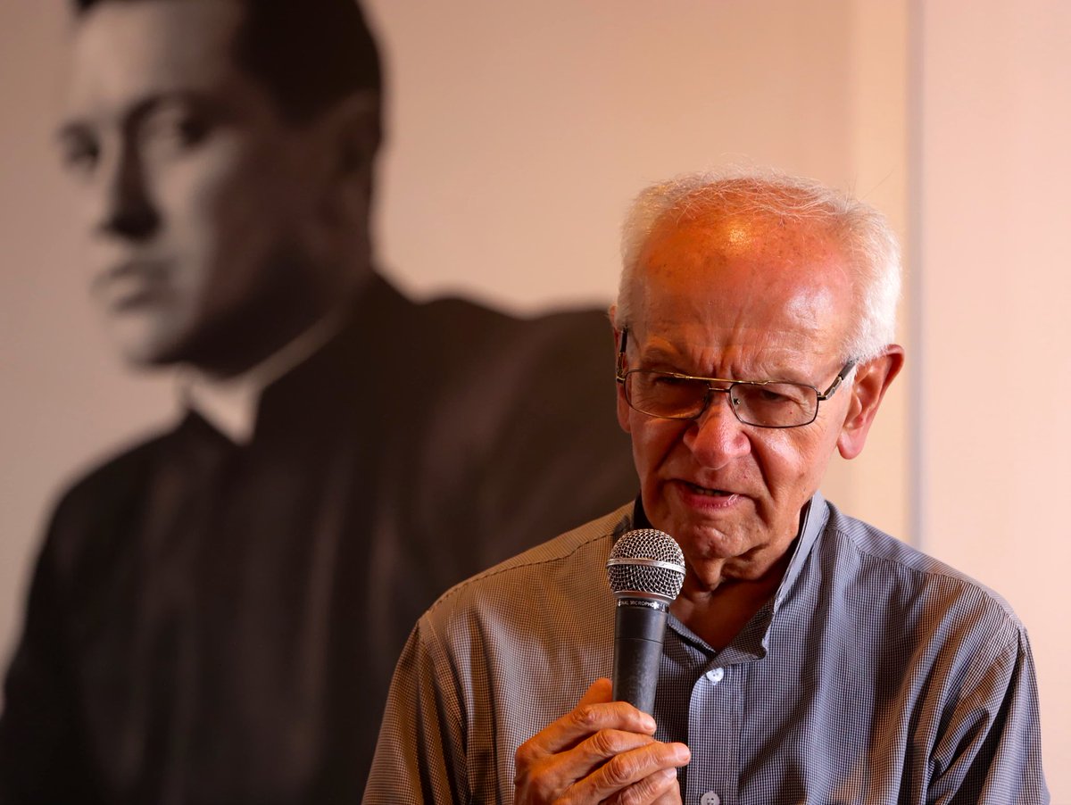 YackyCamposR's tweet photo. ‘Camilo Vuelve’ su regreso es innegable, nos convoca hoy a 60 años de muerte en las montañas de Colombia y en el reciente ingreso de su cuerpo a la capilla del alma mater donde se fundió su fe con el compromiso político, naciendo el concepto del amor eficaz que hoy se erije como bandera de los oprimidos y esperanza de los pueblos por una vida digna.

El amor eficaz también es memoria y resistencia, propósito que evidenciamos en el libro “Camilo Torres Restrepo: Su proyecto político”, de Everardo Ramírez, reedición en la que participo escribiendo su prólogo, entre otras tareas que con un equipo de personas como el Padre Javier Giraldo hacemos tejidos de memoria y acción por la opción de los pueblos inspirados en el amor eficaz.

Gracias a Javier Giraldo y a Francisco de Roux por sus reflexiones; he dicho en este espacio que la mejor manera de ver en nuestro tiempo a Camilo Torres es a través de las luchas de nuestro pueblo, de la fuerza sobre las adversidades de los territorios y la búsqueda de la dignidad de esta generación.