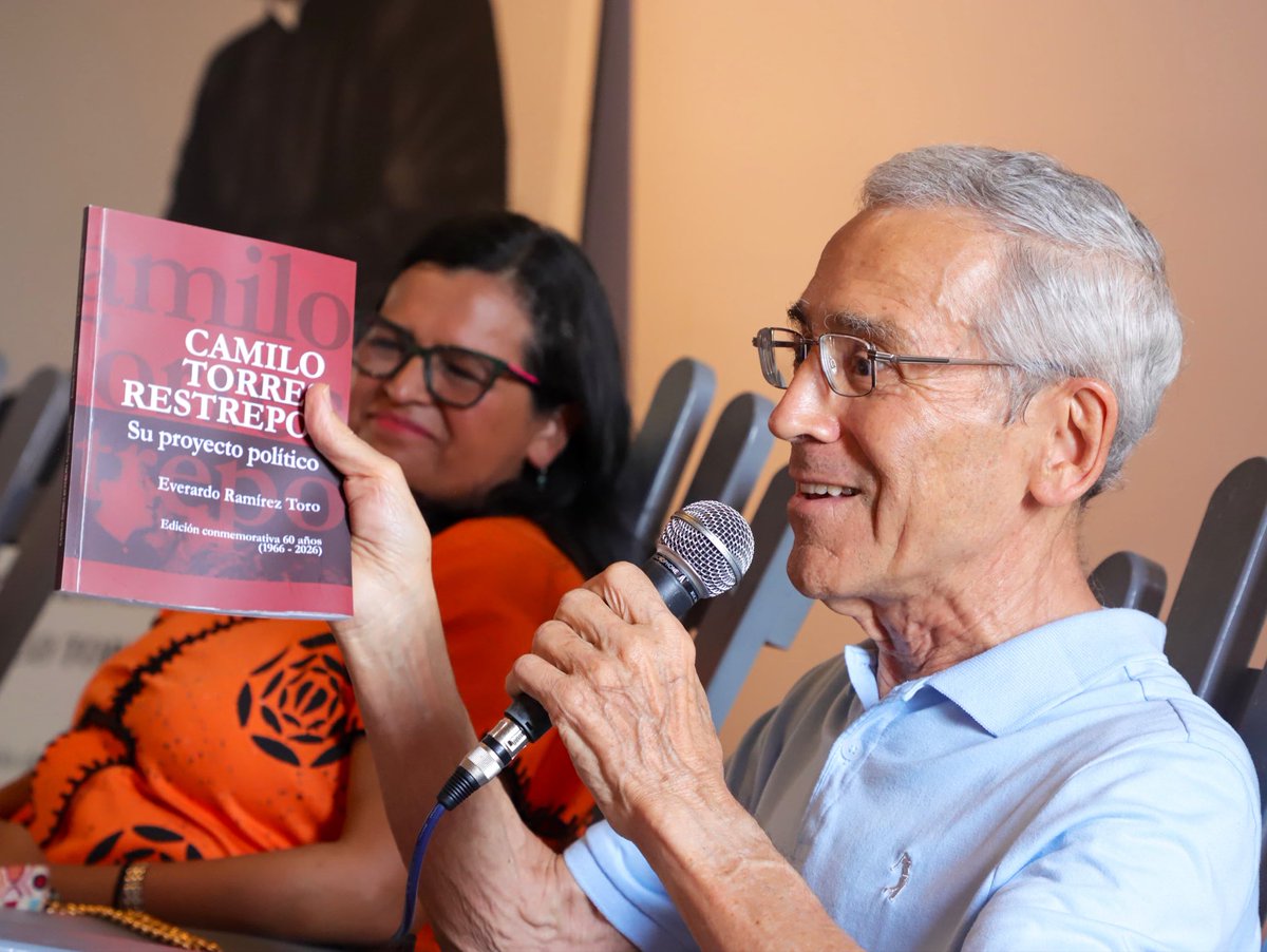YackyCamposR's tweet photo. ‘Camilo Vuelve’ su regreso es innegable, nos convoca hoy a 60 años de muerte en las montañas de Colombia y en el reciente ingreso de su cuerpo a la capilla del alma mater donde se fundió su fe con el compromiso político, naciendo el concepto del amor eficaz que hoy se erije como bandera de los oprimidos y esperanza de los pueblos por una vida digna.

El amor eficaz también es memoria y resistencia, propósito que evidenciamos en el libro “Camilo Torres Restrepo: Su proyecto político”, de Everardo Ramírez, reedición en la que participo escribiendo su prólogo, entre otras tareas que con un equipo de personas como el Padre Javier Giraldo hacemos tejidos de memoria y acción por la opción de los pueblos inspirados en el amor eficaz.

Gracias a Javier Giraldo y a Francisco de Roux por sus reflexiones; he dicho en este espacio que la mejor manera de ver en nuestro tiempo a Camilo Torres es a través de las luchas de nuestro pueblo, de la fuerza sobre las adversidades de los territorios y la búsqueda de la dignidad de esta generación.