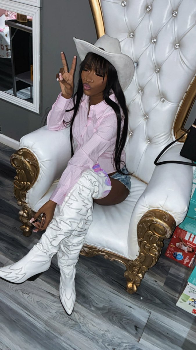 ___therealslim's tweet photo. Last rodeo 🥰🤠 my baby shower was everything 🔥 we 34 weeks 6 more to go 🤍 https://t.co/nebQUPPiSn