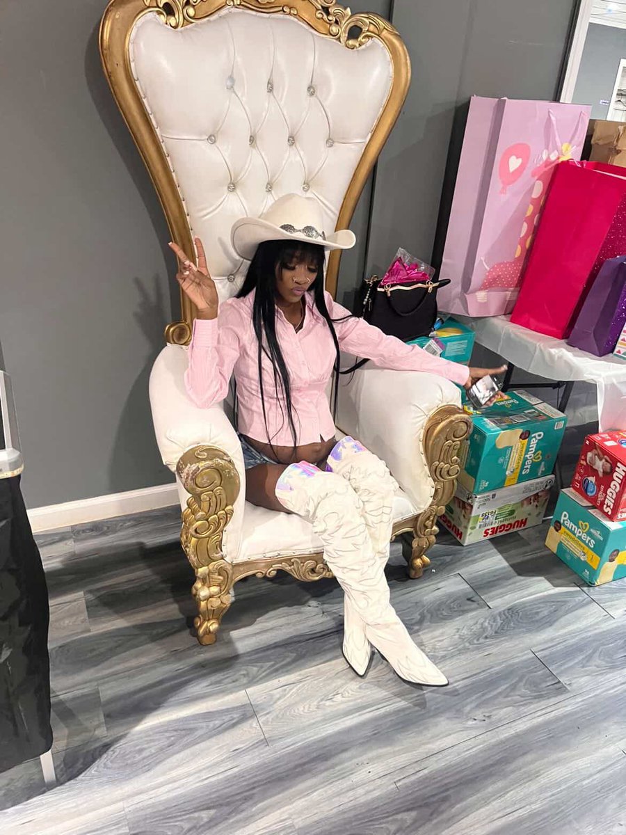 ___therealslim's tweet photo. Last rodeo 🥰🤠 my baby shower was everything 🔥 we 34 weeks 6 more to go 🤍 https://t.co/nebQUPPiSn