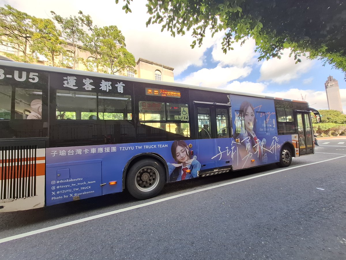 f_Lavare's tweet image. 03/12的美好早晨
就從看見子瑜開始！

等在路邊拍攝行經南門古蹟群的子瑜公車後
然後還有幸在看得見站前新光大樓的路口和子瑜公車一起等紅燈🤩

感謝應援🥰
@TZUYU_TW_TRUCK 
#TZUYU #쯔위 #ツウィ #จื่อวี 
之後應該要來拍子瑜公車開過台北大巨蛋的時候🤔