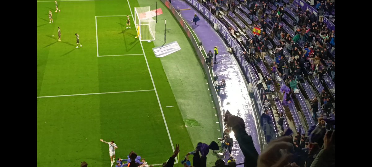 Jorgepern's tweet photo. @alvaroalprzz_ @javipucela_ Estaba picado con uno que tengo en un grupo de WhatsApp que manda fotos de los cambios de resultado en el marcador, y tenía la intuición de que iba a venir el tercero, y además apunté un poco a la derecha por lo del marcador, aunque acabé el vídeo, pero creo que deberías salir 😆 https://t.co/8kKQ9txt0U