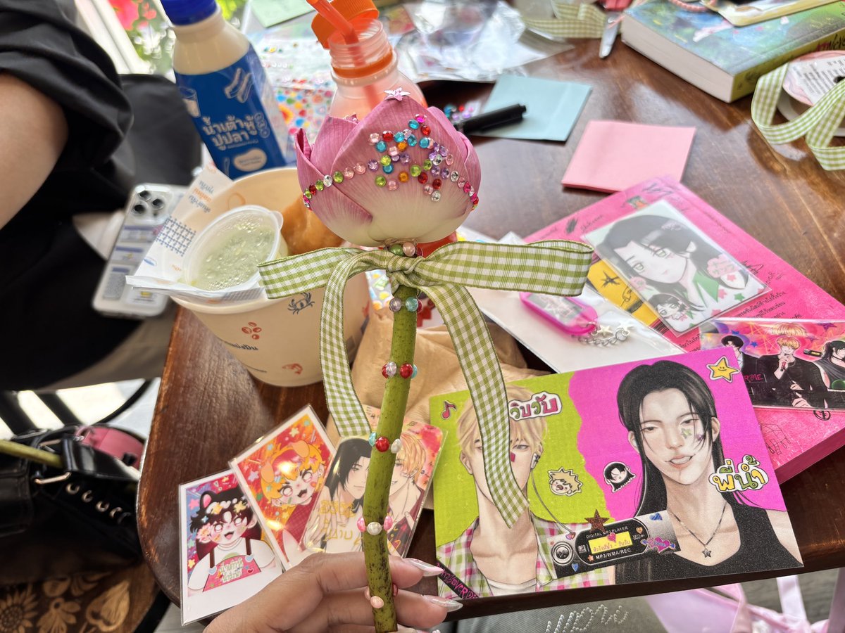 isuseve's tweet photo. ขอบคุณน้ำเต้าหู้หวานปกติเพิ่มแต้มบุญ ปาท่องโก๋ กับกิจกรรมพับดอกบัวที่เราไม่เคยทำมาก่อนด้วยนะงับ🥹⭐️🪷
 #น้ำเต้าหู้ปูปลาxเดนดาวneverdie https://t.co/B2M6WvFMMc