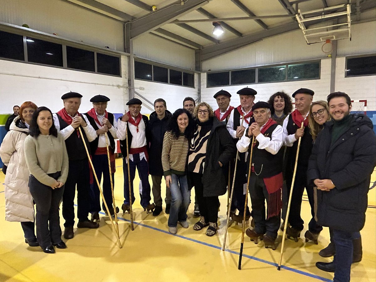 francano_'s tweet photo. Este fin de semana, junto a @pedro_casares, @lydiiateran y los compañeros y compañeras del @PSOEReocin en la 1ª Ronda Marcera en recuerdo a Pablo Fernández Ibarrondo disfrutando con el Coro Ronda La Cuevona.

 #RondaMarcera #Sobremarzas https://t.co/7b4G1VSjOq
