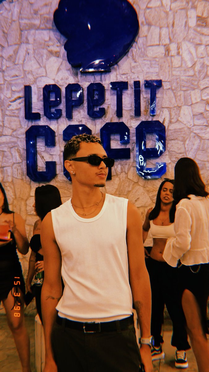 privduroro's tweet photo. Assim... me sentindo um gostoso com esse look https://t.co/sgzzftQ8rl