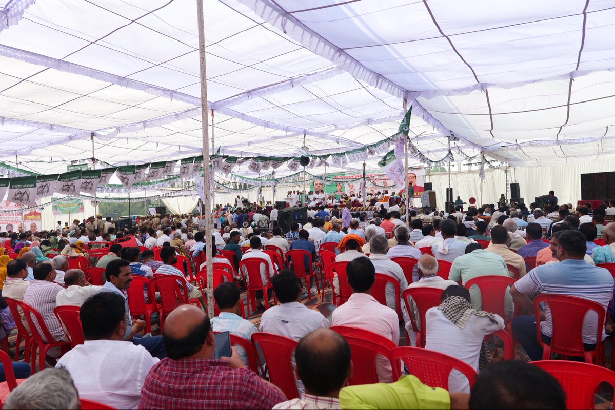 देवरिया की धरती पर उमड़ा जनसैलाब…

राष्ट्रीय अध्यक्ष सह केंद्रीय मंत्री चौधरी <a href="/jayantrld/">Jayant Singh</a> सिंह जी ने देवरिया की भूमि पर राष्ट्रीय लोक दल की विशाल जनसभा को संबोधित करते हुए किसानों, नौजवानों और गरीब-वंचित वर्गों के अधिकारों की आवाज़ बुलंद की।

#RashtriyLokDal #UP #JayantChaudhary