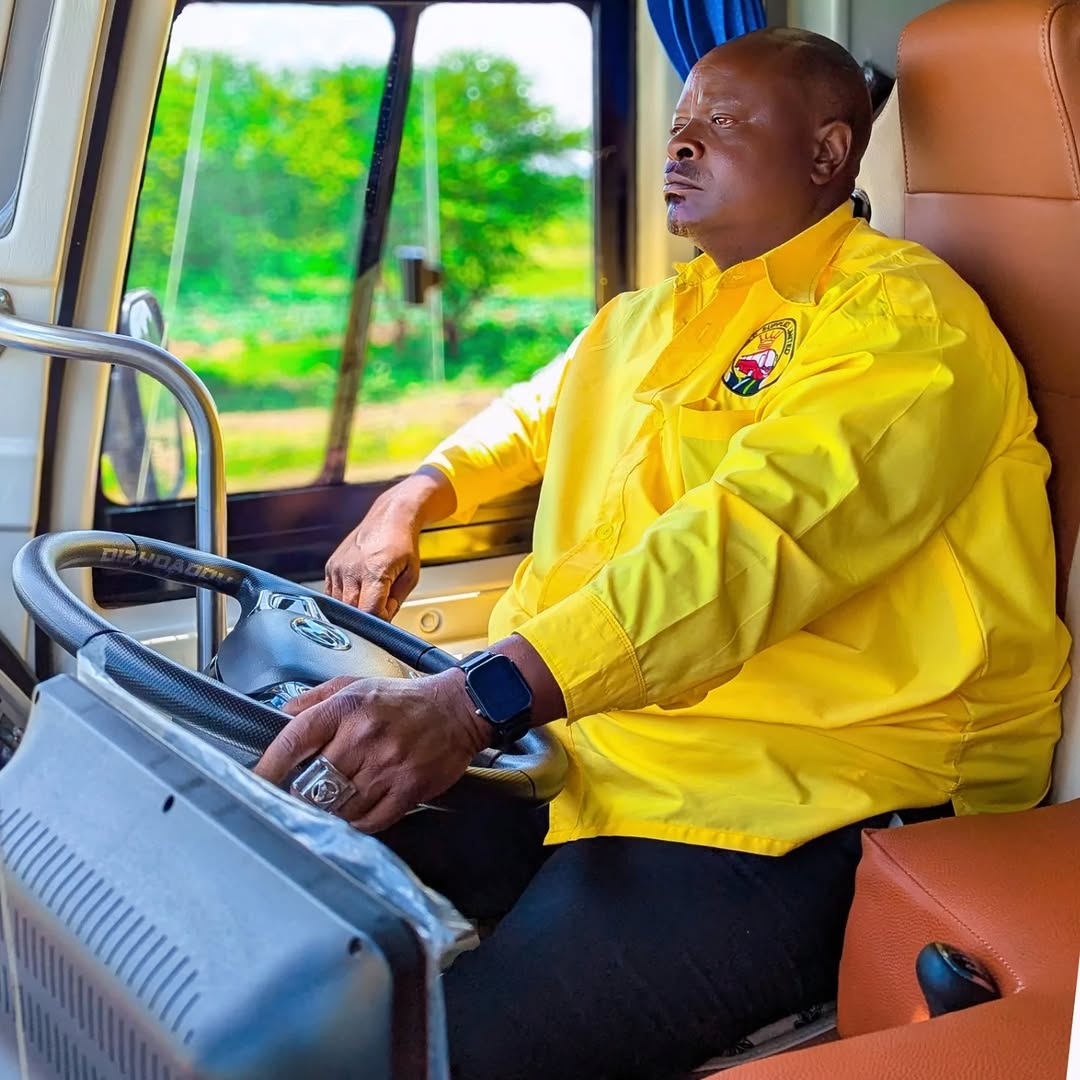 ISAMILO_EXPRESS's tweet photo. Huduma bora huonekana kwa vitendo. T 428 EPX – MAD MAX kutoka Mwanza kwenda Dar es Salaam imeendelea kuonyesha kiwango cha juu cha huduma kupitia wafanyakazi wake wa VIP. Ukarimu, nidhamu, na kujali abiria kila hatua ya safari https://t.co/YrZLNk7Iq5